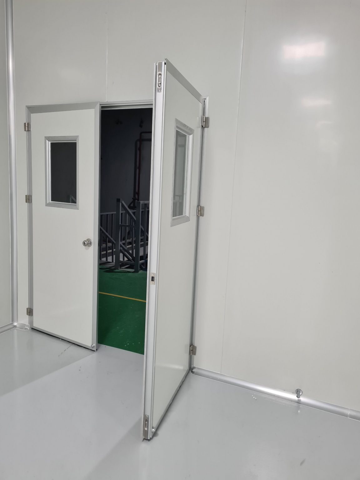 Cửa mở panel 2 cánh có ô kính