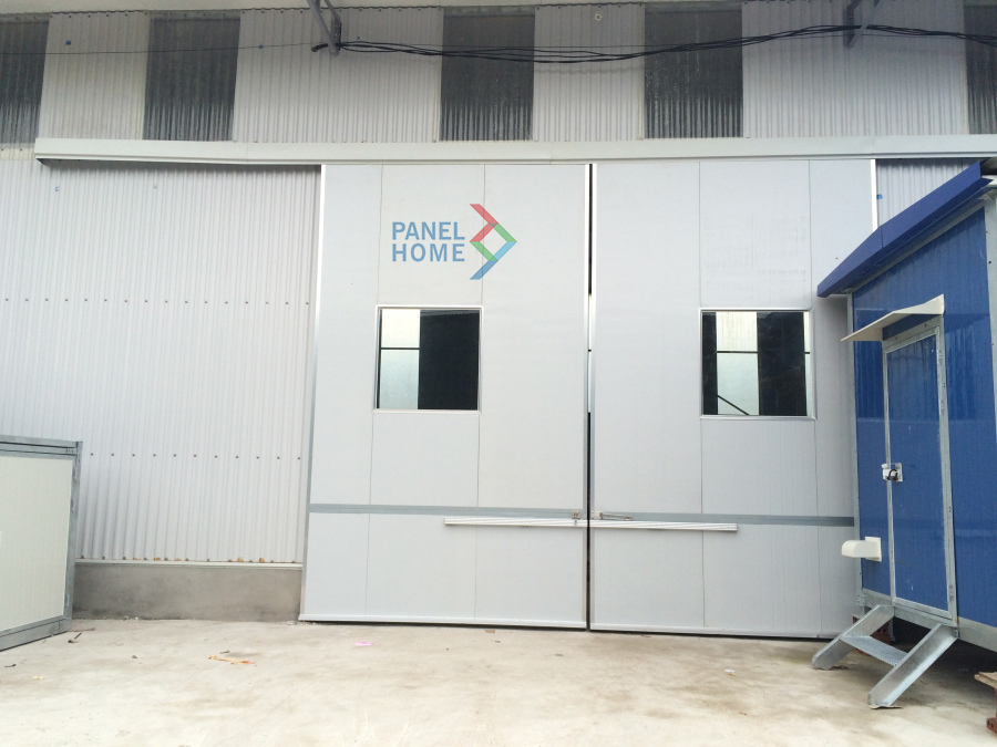 cửa trượt panel có ô kính