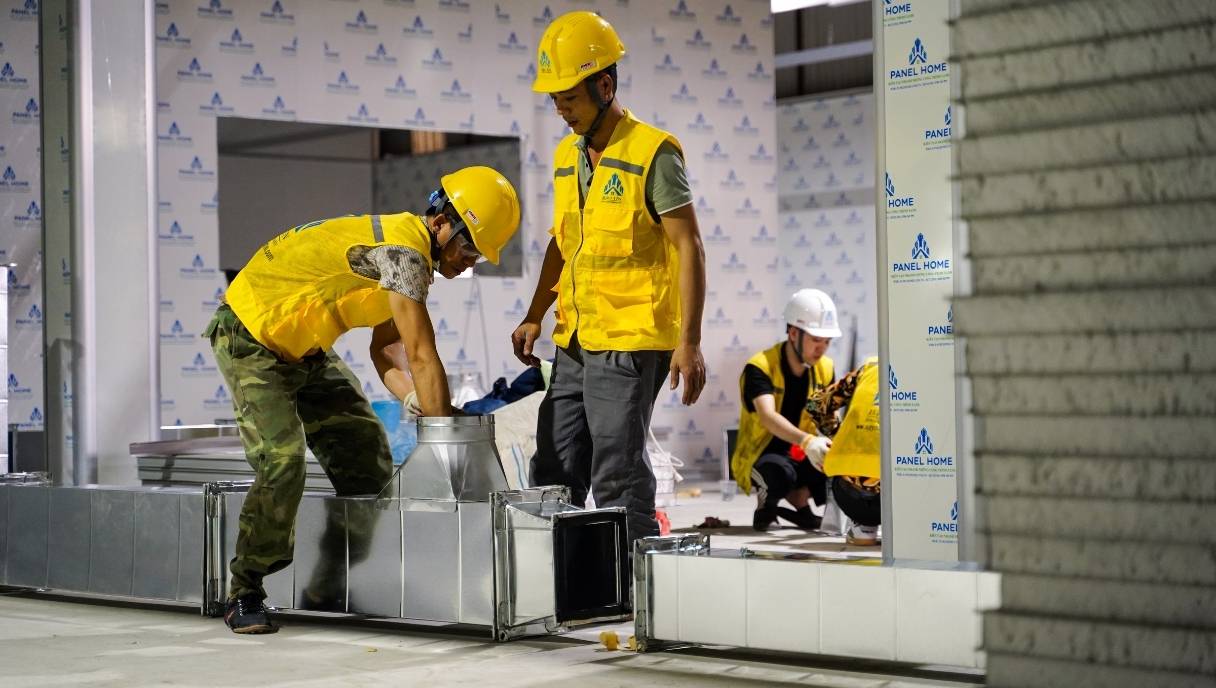 Đội ngũ Panel Home thi công tại một công trình