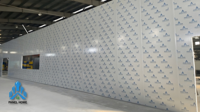 Dựng và cố định tấm panel vào khung U, lắp khớp ngàm âm-dương