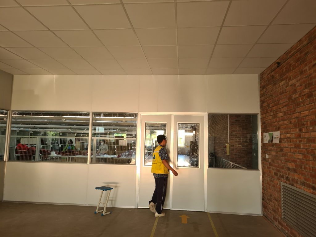 thi công cửa mở panel