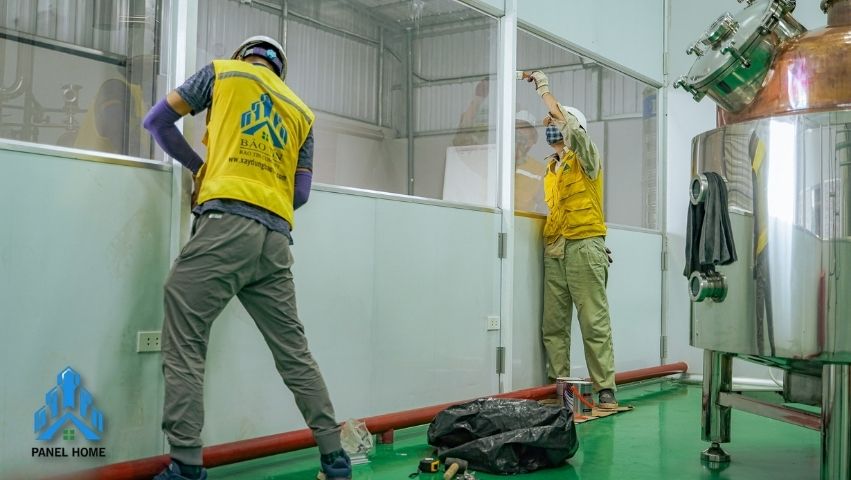 Xử lý mí nối tấm panel và gia cố bằng phụ kiện nhôm