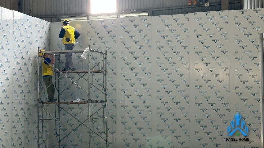 Xử lý mí nối tấm panel và gia cố bằng phụ kiện nhôm chuyên dụng