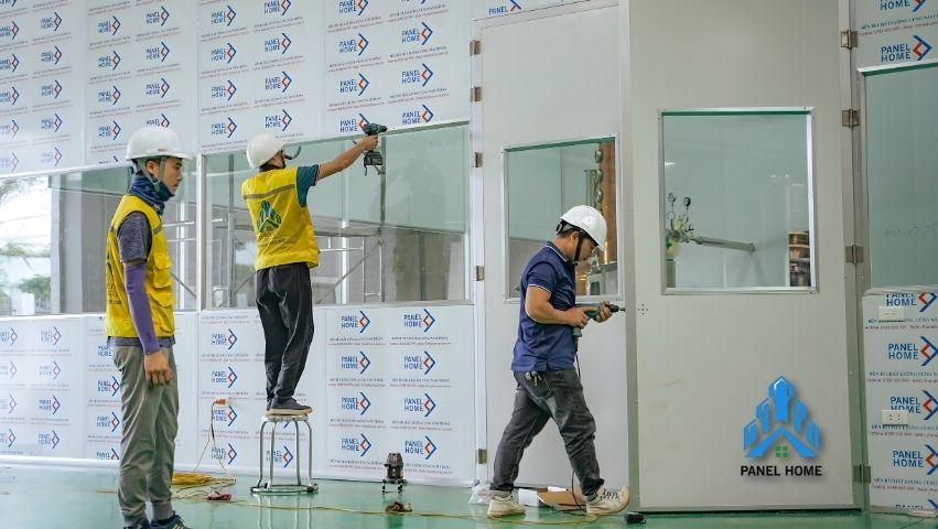 Lắp đặt cửa panel tương thích với hệ tấm panel