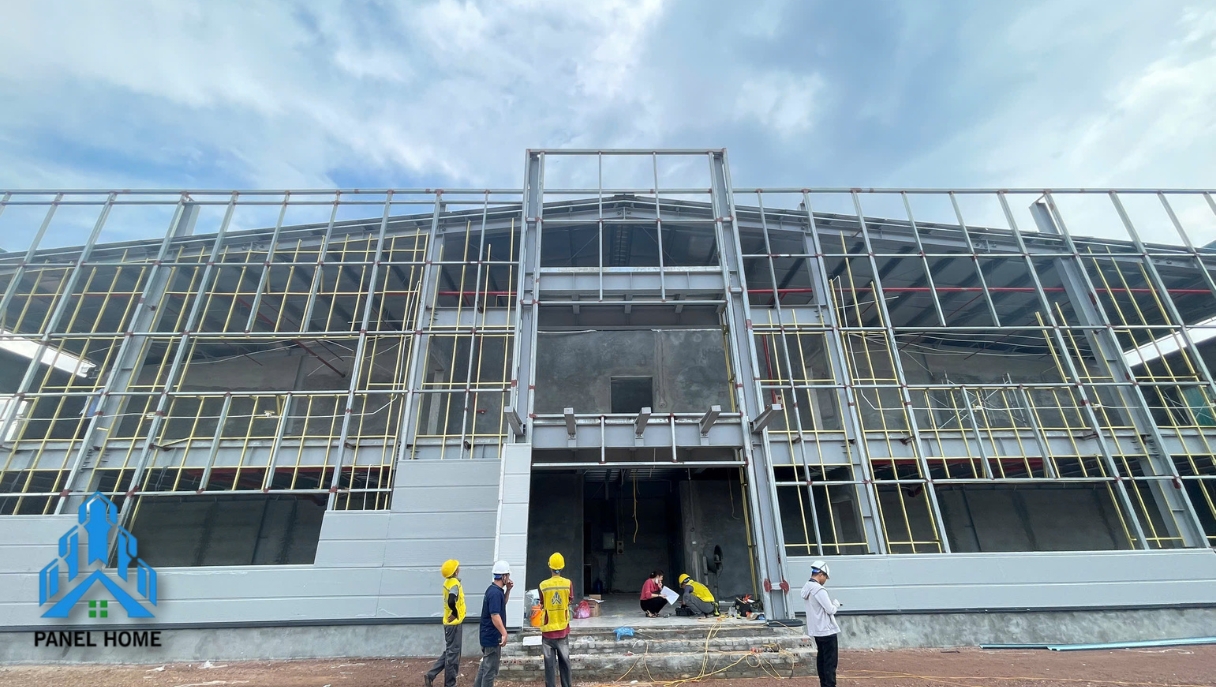Thiết kế và lắp đặt khung thép tiền chế cho hệ tấm panel