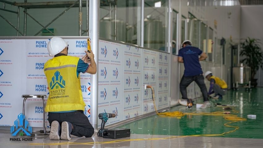 Xử lý mí nối tấm panel và gia cố bằng phụ kiện nhôm chuyên dụng