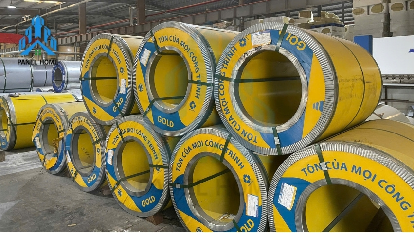 Lớp tôn mặt ngoài của tấm panel cách nhiệt 2 mặt